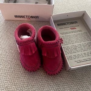 Minnetonka pink fuscia suede baby shoes size 2